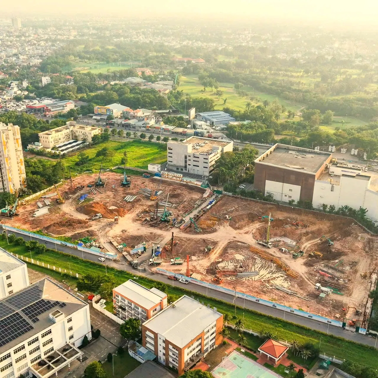 Hiện trạng công trường Norton Park: máy ép cọc thi công trên khu đất, phía sau là sân golf Sông Bé