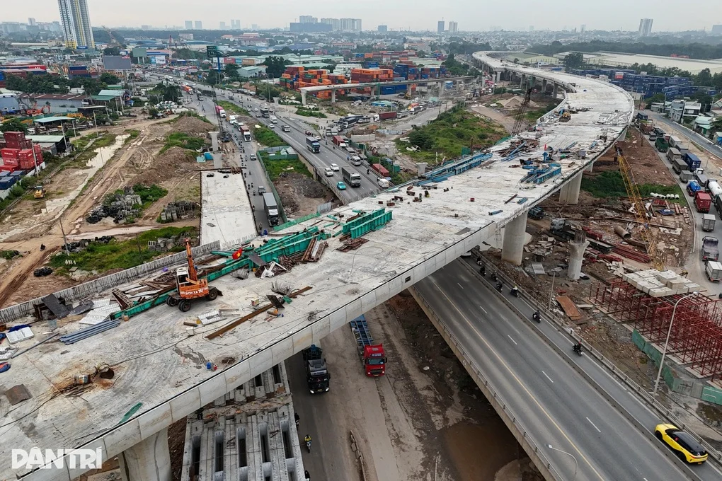 Nút giao Tân Vạn trên đường Vành đai 3 đang thi công